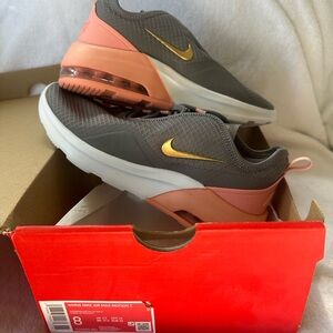 Nike air max motion 2 women’s size 8 brand new